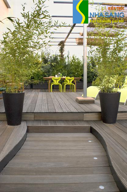 góc nhìn từ lối ra sân thượng